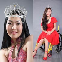 Ё.Нямжав Монголын анхны Тэргэнцэртэй мисс Цолмонд титмээ бэлэглэжээ